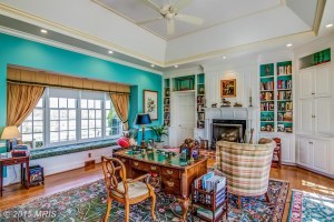 HR8610449 - 1st floor master with built ins and fireplace